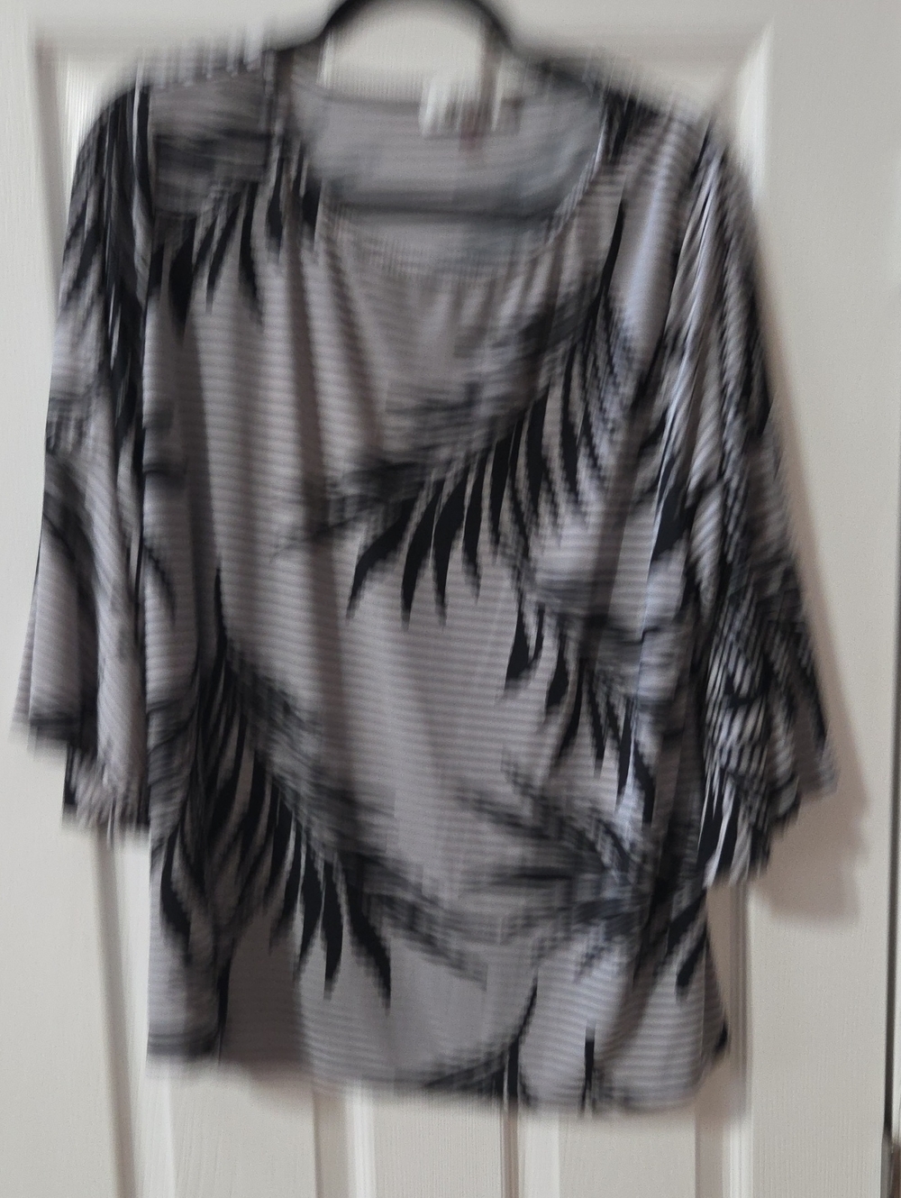 Jones Studio Black and Gray Striped Palm Top